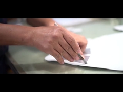 女の子のレトロの靴のボヘミア人は厚いかかとの女性が靴に服を着せるステッチの偶然のなまけ者に蹄鉄を打つ