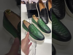 男性はスニーカーで滑る