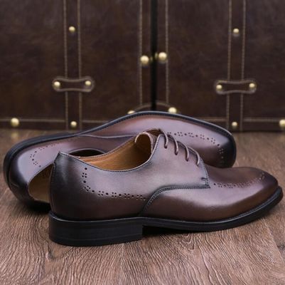 ブラウン・ブローグス 夏の男用革ドレス 靴 足の幅が四角形 デザインは現代